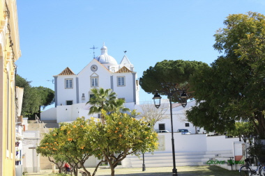 Die Kirche in der Mitte